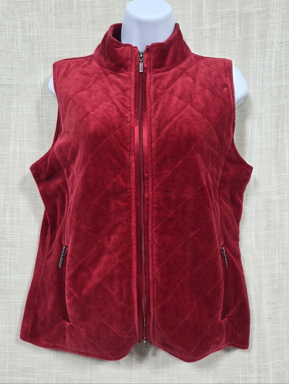 Liz Claiborne Quilted Velvet Zip Vest in Deep Red Size M.